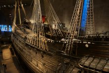 Галеон &quot;Ваза&quot;. / «Ваза» - шведский боевой корабль, спущенный на воду в 1628 году. Своё название корабль получил в честь царствовавшей в то время династии шведских королей Ваза. Будучи одним из самых крупных и дорогостоящих боевых кораблей шведского флота, «Ваза» должен был стать его флагманом, однако из-за конструктивных ошибок корабль опрокинулся и затонул в своём первом выходе из Стокгольмской гавани 10 августа 1628 года. В 1961 году корабль был поднят, законсервирован, подвергнут реставрации и в настоящее время экспонируется в специально построенном для него музее. «Ваза» — единственный в мире сохранившийся парусный корабль начала XVII века.