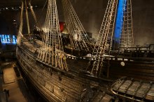 Галеон "Ваза". / «Ваза» - шведский боевой корабль, спущенный на воду в 1628 году. Своё название корабль получил в честь царствовавшей в то время династии шведских королей Ваза. Будучи одним из самых крупных и дорогостоящих боевых кораблей шведского флота, «Ваза» должен был стать его флагманом, однако из-за конструктивных ошибок корабль опрокинулся и затонул в своём первом выходе из Стокгольмской гавани 10 августа 1628 года. В 1961 году корабль был поднят, законсервирован, подвергнут реставрации и в настоящее время экспонируется в специально построенном для него музее. «Ваза» — единственный в мире сохранившийся парусный корабль начала XVII века.