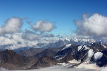 Кавказские горы / фото сделано с морены (приют одиннадцати), вне кадра справа примерно в 1,4 км до вершины Эльбруса.