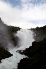 Водопад Чосфоссен. / Очаровательный Чосфоссен – одна из многих остановок на Фломской железной дороге, являющейся главной туристической достопримечательностью, начиная с 1940 года. Высота свободного падения воды - 93 м. 
 Иногда на развалинах рядом с водопадом появляются &quot;хильдры&quot;- женщины-тролли, превратившиеся в красавиц, они поют и танцуют, чтобы заманить в свои коварные сети мужчин. По приданию &quot;хильдра&quot; может даже выйти замуж за мужчину и оставаться красавицей всю жизнь, но вот если муж ей изменит, &quot;хильдра&quot; снова превращается в ужасного чудовища!