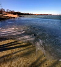 Мартовский лёд / Тает лёд, открыв чистейшую воду озера в пос. Янтарный.
(Там, где добывают 3\4 мировой добычи янтаря).