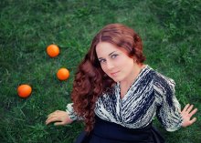 Женщина с апельсинами / Женщина с апельсинами на зеленой траве