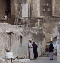 не выбрасывайте старые унитазы / Иерусалим. на задворках коптской церкви.