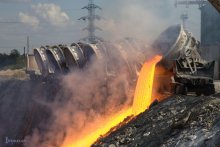 слив шлака / слив шлака на заводе Петровского