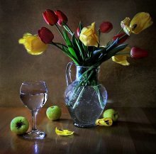 С тюльпанами / и бокалом с водой