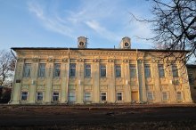 Дом адмирала Барша / г. Вологда
Особняк, построенный в 1780-х годах, хорошо сохранил свой первоначальный облик. В числе первых владельцев этого прекрасного дома на бывшей Златоустинской набережной был Иван Яковлевич Барш, сын голландского адмирала, служившего на русском флоте, и вологодской дворянки Домны Огарковой. И.Я. Барш – морской офицер, контр-адмирал российского флота, по выходу в отставку и прибытию в Вологду поселившийся в этом особняке. В дальнейшем один из его сыновей – Николай Иванович Барш, ставший гражданским губернатором Вологодской губернии, продал дом с флигелями и службами казне для дома вице-губернатора.
Со второй половины XIXвека дом принадлежал губернскому правлению, а в 1930-х годах здесь был расквартирован кавалерийский батальон 10-й дивизии.
В советское время в доме находился детский сад, позднее – военный гарнизонный суд.
При съемках фильма «Дядюшкин сон» по Достоевскому этот дом служил центром развития событий.