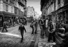 серьезный человек / старые улочки Катманду