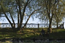 Весенние... / город,весна,вода,люди,отражения