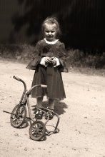 куда уходит детство... / Девочка со сломанным велосипедом на дороге...