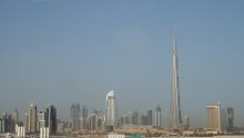 Дубай / С древних времен Дубай был местом, где встречались бедуины-кочевники, городские торговцы, ловцы жемчуга, рыбаки. Сейчас эмират представляет собой международный деловой центр и вместе с тем отличное место для отдыха

Дубай растянулся вдоль Персидского залива. Город Дубай является столицей Эмирата. Он пересечен заливом под названием Хор-Дубай 10-ти километровой длинны, который делит город на две части. Южная часть, известная как Бар-Дубай, где находится офис Правителя, головные офисы большинства компаний, банки, таможня, порт, телевидение и почта. Наиболее примечательными являются Дубайский Торговый Центр, Зоопарк и Аль-Джумейра парк на берегу моря.