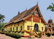 Краски кхмерской религии / Снимок сделан в апреле 2010 года в столице Лаоса Вьентьяне.