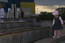 Весенние... / город,весна,фонтан,девочка