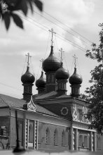 Колокольня и Крестовоздвиженская церковь в Никольском единоверческом монастыре в Москве. / Храм в Москве