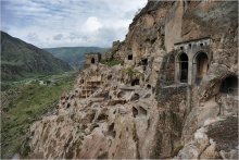 Грузинские зарисовки. Вардзия. / "Вардзия - порождение эпохи Золотого Века. Постройку города приписывают царице Тамаре. Возможно, что-то было и до нее, но именно при Тамаре был задуман этот сюрреалистический проект по созданию подземного города, напоминающего подземные бункеры ХХ-го века или Морию в описании Толкиена. Современная Вардзия - скромная часть того, что было изначально. Землятрясения 1283 года почти уничтожили пещерный город и мы видим как бы руины."