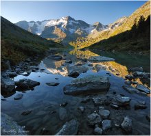 Где с камнем говорит вода... / Я снова ухожу туда,
Где в одиночестве горит звезда.
Где ветер песню мне поёт,
И где меня никто не ждёт.
Где эхо отмеряет путь,
Где ничего нельзя вернуть.
Где с небом сходится земля,
Где можно всё и всё нельзя.
Где оглушает тишина,
Где с камнем говорит вода.
Где мысли убивают страх,
Где гром смеётся в облаках.
И где печаль мне не нужна.
Я снова ухожу, туда.