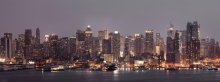 Ночь над Манхэттеном / панорама центрального района Манхэттен с западной стороны, на переднем плане Хадсон Ривер или по русски Гудзон