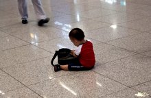 One / Маленький мальчик в аэропорту ИНЧХОН играет с маминой сумкой...