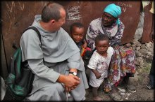 Про духовное богатство в материальной нищете / Легко ли быть миссионером? &quot;Сложно, но намного проще среди бедноты&quot; - ответ монаха служащего в трущобах Африки.