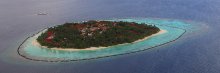 Мальдивы. Остров в океане. / Съемка с гидросамолета.