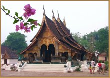 В гостях у прошлого и настоящего / Снимок сделан в апреле 2010 года в храме Сиенг Тонг в Луанг Прабанге (Лаос). Храм был построен королём первого в истории кхмерского феодального государства Лансанг (королевство миллиона слонов) Сеттатиратом (правил с 1548 по 1571) в 1559-1560 г.г.