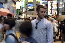 &nbsp; / еще один снимок из Shibuaya, Tokio (последний: серия-репортаж подойдет скорее для блога) 
Парень из Европы, попав в этот поток молодежи, смотрится, как из другого мира. Так и есть, в принципе. Поток интенсивной жизни течет внизу. Он смотрит, на него смотрят.))