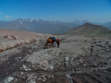 Такая вот работа / Шерп по-грузински
Порой два раза в день доставляют снаряж альпинистов из 
г. Степанцминда [бывший г.Казбеки -1000 м над уровнем моря] 
на приют &quot;Метеостанция&quot;-3800 м. Здесь альпинисты проходят
акклиматизацию перед восхождением на Казбек