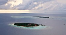 Бескрайние просторы Индийского океана. / Мальдивы. Острова.
Съемка с гидросамолета.