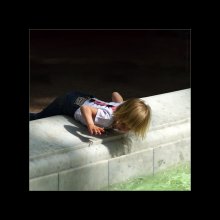 потрогать водичку... / девочка у фонтана