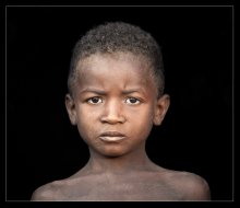 Дети Мадагаскара. / Мальчик снят на Западе Мадагаскара у своей хижины.