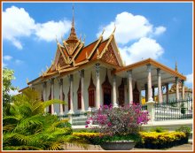Серебряная пагода / Снимок сделан в апреле 2010 года на территории Королевского дворца в Пномпене (Камбоджа)