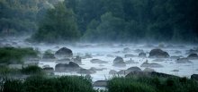 Когда в реке заканчивается вода. / Южный Буг -третья по величине река Украины. К большому сожалению на сегодняшний день,за счет &quot;рукотворной деятельности &quot; полностью зарегулирована.  По руслу реки создано 18 водохранилищ, что существенно ухудшило экологическое состояние реки.
 Снимок сделан в районе села Печера, где природные пороги делают реку изумительно красивой.