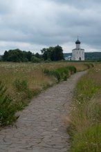 Дорожка к храму / Церковь Покрова на Нерли недалеко от Боголюбова Владимирской области.