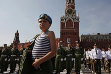 &nbsp; / Мальчик стоит на Красной площади в день празднования дня воздушно -дисантных войск. Москва 2 августа.