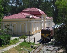 Детская железная дорога / Дорога находится в центре Днепропетровска, в парке Глобы. Над прудом по эстакаде проходит центральная аллея парка, и для пропуска линии дороги были построены два тоннеля, протяженностью 10 и 30 метров, которым дали имена Пушкина и Маяковского. Проектированием дороги занимались исключительно дети c помощью студентов Днепропетровского института инженеров транспорта. Дорога построена в 1936 г., как и все довоенные ДЖД, методом комсомольских субботников.
В 1941 году с началом войны дорога закрылась. За время войны дорога была практически полностью разрушена — рельсы сняты, станции сожжены, паровозы уничтожены. Лишь вагоны удалось вернуть на детскую дорогу. Но уже в 1944 году дорога была восстановлена. Вместо утраченных паровозов дорога получила паровоз серии 159. 
В настоящее время ДЖД имеет одну станцию Пионерская (2 пути). На станции располагаются учебные класы, дежурный по станции, зал ожидания, касса.В настоящее время дорога работает с мая по октябрь по выходным, а также в период зимних каникул. С ноября по апрель на дороге проходят теоретические занятия. Всего на детской дороге работает и учится более 750 юных железнодорожников, жителей города Днепропетровска и его пригородов.