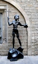 Незнакомец / Достопримечательности Барселоны поражают феерией своего великолепия, и знамениты на весь мир. В этом удивительном городе можно найти десятки самых невероятных парков, музеев, фонтанов, памятников,скульптур, площадей и архитектурных строений.Скульптуры постмодерна= смешать все, что можно, и что нельзя. Ее герои веселятся, играют с нами, мистифицируют, изображая живых людей.