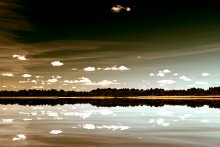 Пейзаж с водой и небом / Водный пейзаж на закате с отражением облаков в воде.