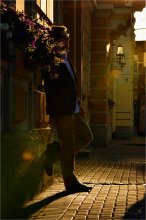 в приятном ожидании / молодой человек ждёт свою девушку