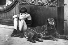 Девушка с собакой / Барселона. Девушка у входа в ювелирную лавку собирает деньги на корм для собаки. Зенит, Юпитер 37А, IlFord 100 BW