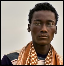 Портрет молодого афарца. / Фотография молодого погонщика верблюдов сделана в провинции  Афар,на севере Эфиопии.
Эфиопия-страна много-национальная,включающая до 80 языковых групп.  Смесь людей по расам настолько сильная,что каждая языковая группа не похожа на соседнюю.
Многие люди настолько  красивы,что только ради одной портретной съемки можно не один раз съездить в Эфиопию....на север....и юг....страны.