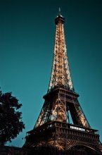 la tour Eiffel / Э́йфелева ба́шня — самая узнаваемая архитектурная достопримечательность Парижа, всемирно известная как символ Франции, названная в честь своего конструктора Гюстава Эйфеля.