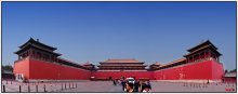 Forbidden city / Китай,
Пекин(Beijing),
Запретный город,
Ворота Умынь (Meridian Gate),
Конец дня,
Туристы (99,99% китайцев) дружной гурьбой выходят из Запретного города - места куда в прошлом могли попасть только избранные, а теперь каждый...

Панорама из 3-х горизонтальных кадров