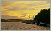 Закат над Меларен / На горизонте виден самый длинный мост в Стокгольме. Возведение гигантского моста Вэстербрун началось в 1931 году. Он соединяет Стокгольм с островом Лонгхольмен. Мост по сей день остается самым длинным в Швеции. Его длина почти 500 метров.