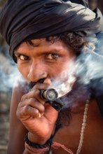 Садху из города Джамму / Один из многочисленных индийских садху с чилимом в зубах и в клубах дыма, встреченных нами на дорогах Индии