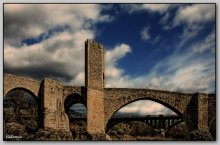 Римский мост / Бесалу- старинный маленький живописный городок на реке Fluvia.
Визитной карточкой Бесалу можно назвать римский мост (1315г.) Пройдя по этому мосту попадаешь в средневековый город. Очень красивый и величественный, в нем все дышит стариной.
Городок был основан римлянами, как крепость на одной из римских дорог, соединивших центр империи с завоеванными землями Иберийского полуострова.