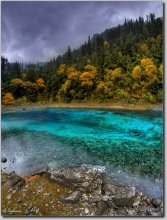 Multi-Color Lake / Долина девяти деревень (кит. 九寨沟, англ. Jiuzhaigou Valley)

Сборка из 2-х горизонтальных кадров