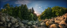 Bulgaria. Vitosha. Golden Bridges / Золотые мосты - удивительный по красоте природный феномен - крупнейшая каменная река в национальном парке Витоша в предместьях Софии. Каменный "поток" шириной 150 метров стекает с вершины горы несколькими языками в долину более чем на 2 километра. Средний размер камушка - 2-3 метра. На закате желтый мох на камнях действительно вспыхивает золотом...
Формат: HDR, вилка экспозиции - 3 кадра, 2 ряда по 8 позиций с перекрытием.
P.S. Это часть сферической панорамы, которую целиком можно посмотреть здесь:
http://universe.by/panoramgalleries/63/panorams/102