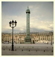 Place Vendôme / Вандомская площадь (фр. Place Vendôme), ранее площадь Людовика Великого (Place Louis le Grand) — одна из «пяти королевских площадей» Парижа.

Расположена в 1-м муниципальном округе Парижа, недалеко от Парижской оперы. Создана в 1699 году по проекту архитектора Жюля Ардуэн-Мансара в честь Людовикa XIV, а название получила от дворца Сезара де Вандом. Единообразные здания в стиле классицизм, окружающие площадь, были закончены к 1720 году.

В центре Вандомской площади установлена 44-метровая Вандомская колонна со статуей Наполеона наверху, выполненная по образцу римской колонны Траяна.

На западной части площади под № 15 находится основанный в 1898 году Цезарем Рицем роскошный отель «Риц». С 1979 года «Риц» принадлежит египетскому миллиардеру Мохамеду аль-Файеду, отцу погибшего вместе с принцессой Дианой Доди аль-Файеда.