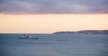 Вид на Белые Скалы и HMS YORK / HMS YORK  эсминец. Вернулся из Ливии передохнуть.