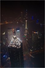 &nbsp; / Вид из самого высокого здания Китая и второго по высоте в мире. Здание по виду напоминает пакет или открывашку. За 150 юаней вы получаете доступ на 100-й этаж, на смотровую площадку, которая находится в «ручке» пакета или открывашки. С высоты 474-х метров вы можете осмотреть весь Шанхай, насколько это позволят погодные условия и смог.