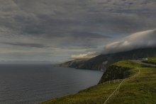 ...Slieve Leage... / ...горное образование, на берегу Северной Атлантики...считается, одними из самых высоких &quot;скал над морем&quot; - в Европе...Высшая точка, по разным данным - 595 - 601 м...(альтиметр, в разное время показывал и до 611 м...)))
...до маяка, что в прямой видимости - 10700 метров...))